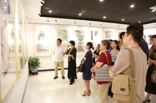 民建中央领导前来观看党旗飘扬长征路上中国画名家作品邀请展