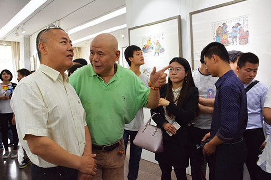 陪嘉宾观展.jpg