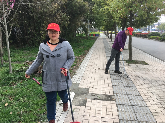 市文联机关干部职工上路开展卫生大扫除活动